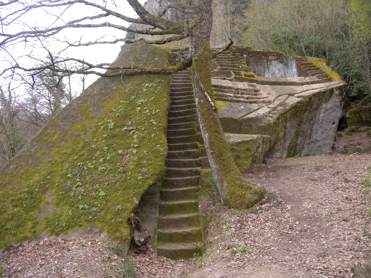 La pirámide etrusca - Bomarzo | Secret World Trip Planner