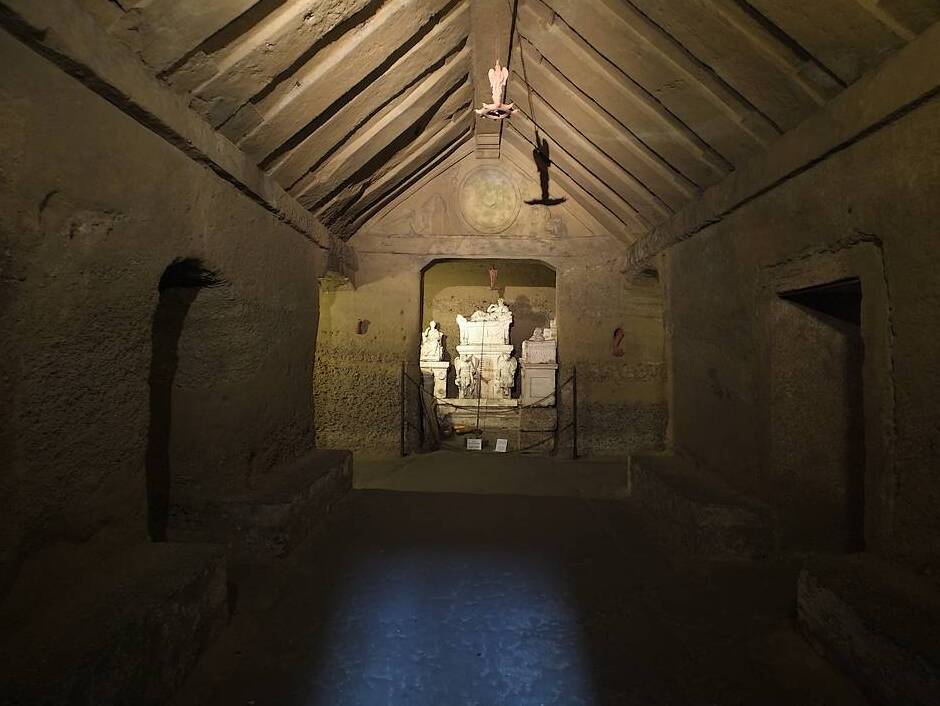 El extraordinario Volumni Hypogeum (tumba etrusca) - Perugia | Secret World Trip Planner
