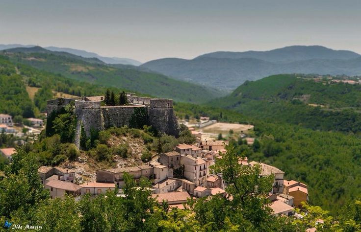 પેન્ડોન કેસલ - Cerro al Volturno IS | Secret World Trip Planner
