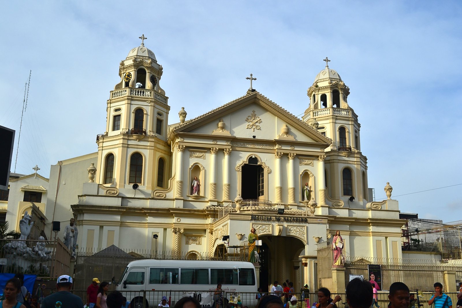 Kostel Quiapo, Bazilika Černého Nazarenu - Manila | Secret World Trip Planner