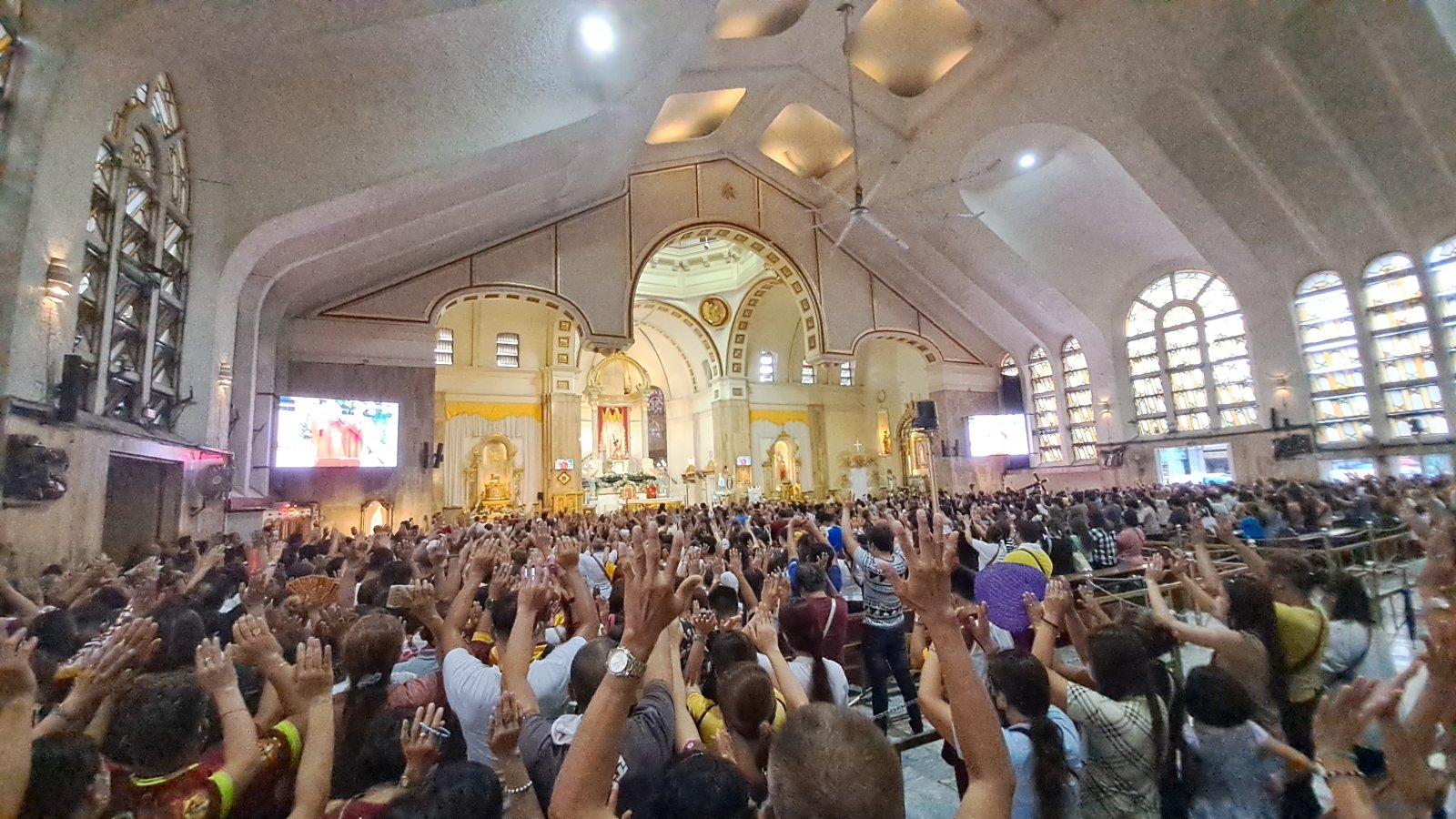 Kostel Quiapo, Bazilika Černého Nazarenu - Manila | Secret World Trip Planner