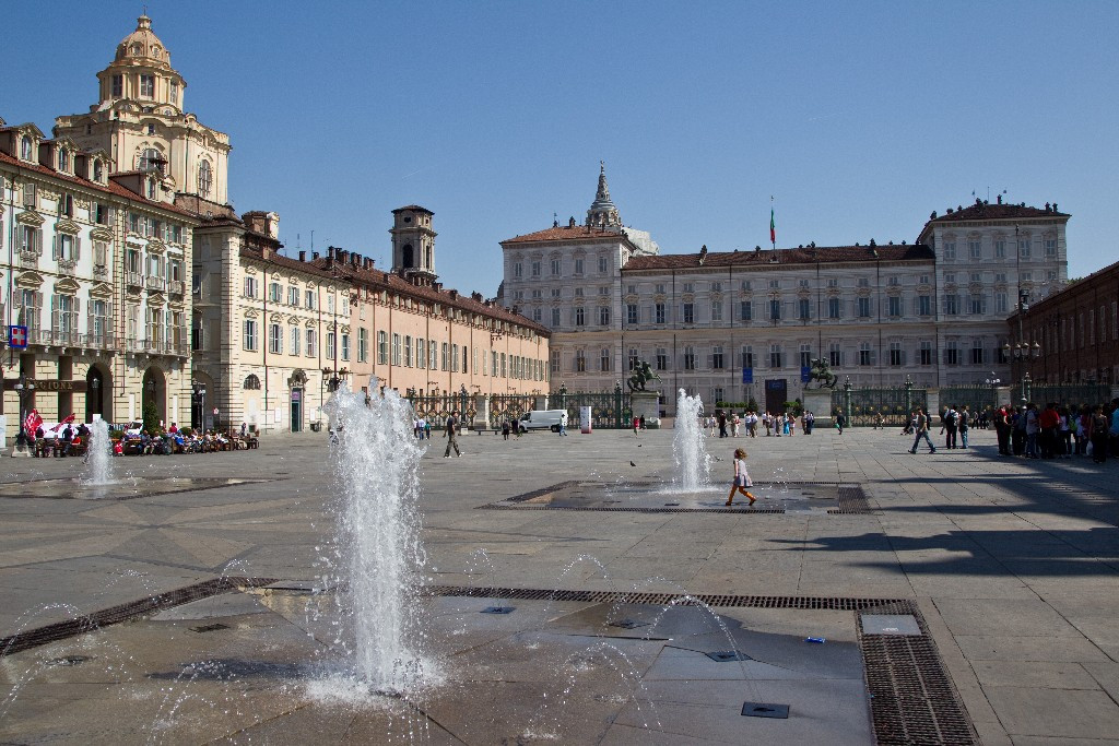 เปียซซาคาสเตลโล - Torino | Secret World Trip Planner