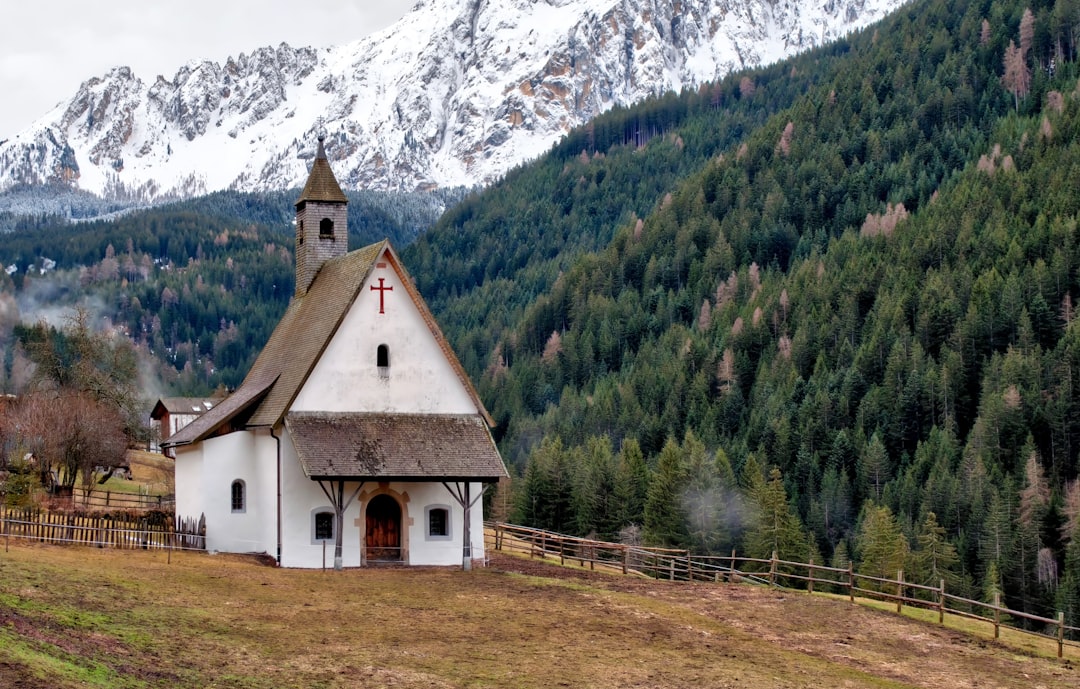 Ortisei: S. Ulrico cherkovi va Rabbiyning Epiphany - Ortisei | Secret World Trip Planner