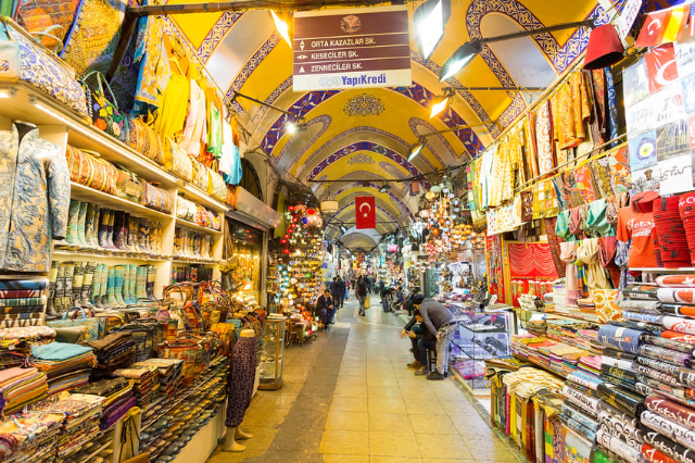भव्य बजार - Piazza Beyazit | Secret World Trip Planner
