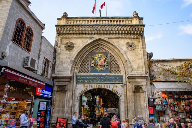 भव्य बजार - Piazza Beyazit | Secret World Trip Planner