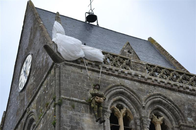 Помнік радавому Джону Стылу - Sainte-Mère-Église | Secret World Trip Planner