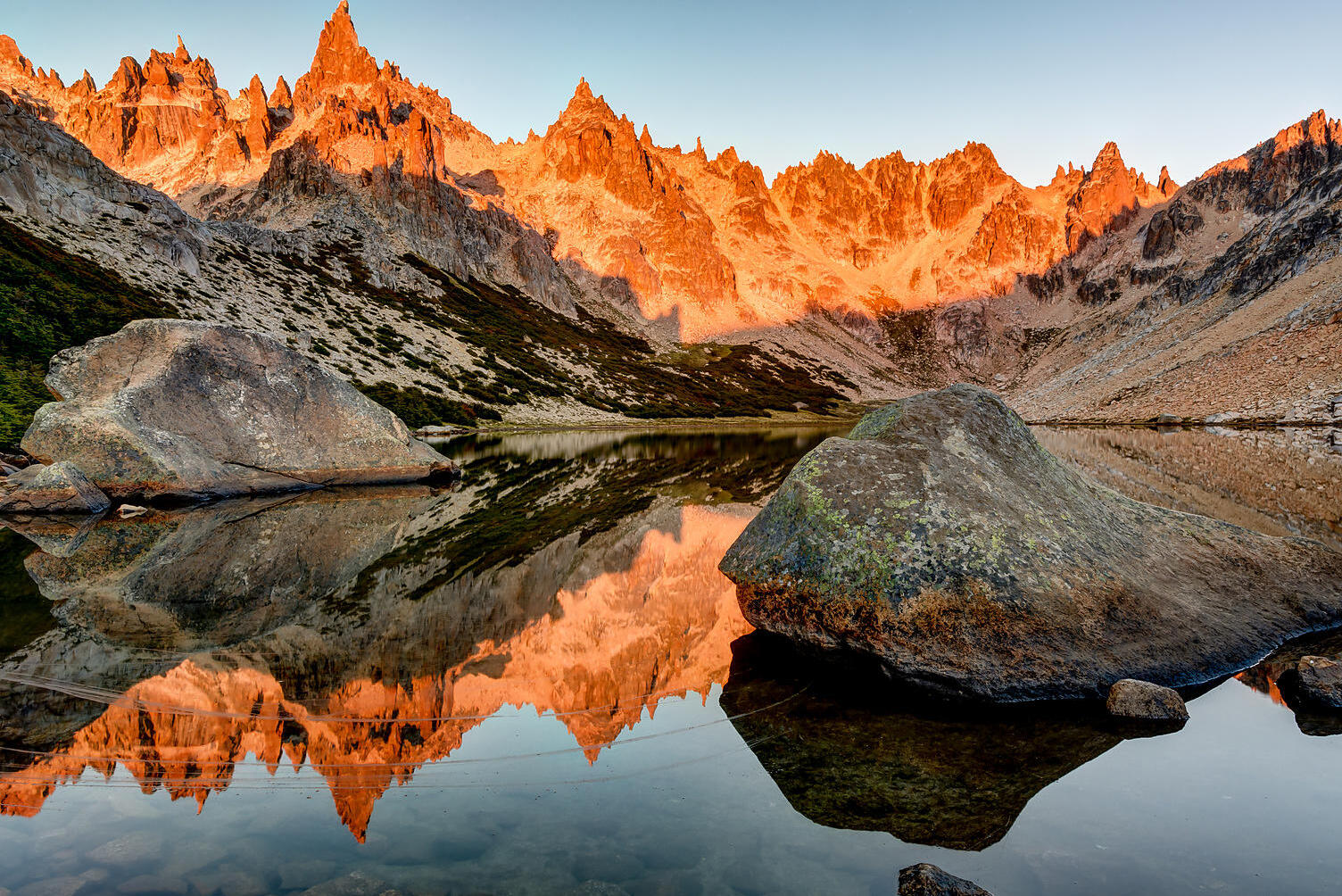Laguna Toncek is lagoon surrounded by wonderful peaks — Laguna Schmoll