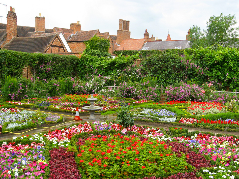 Jardines del nudo isabelino en el corazón de Inglaterra - Chapel Ln | Secret World Trip Planner