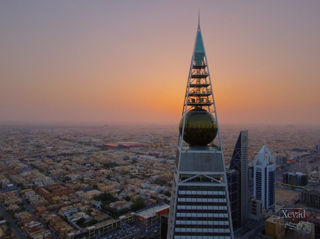 Al Faisaliah Tower – La Lanza Brillante de la Modernidad en Riad - Riyadh | Secret World Trip Planner