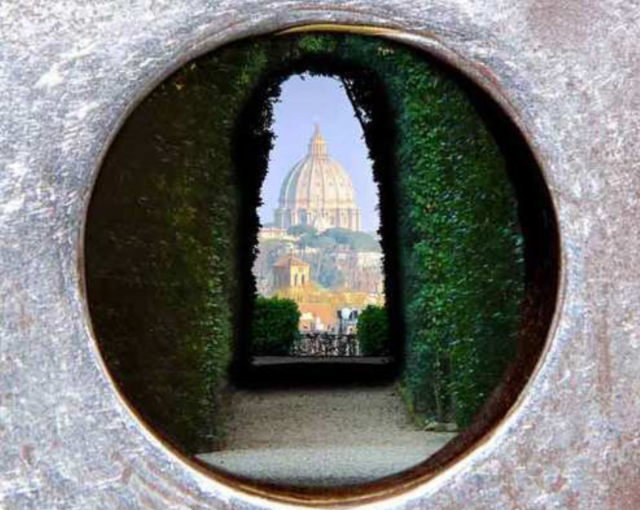 St Peter dari lubang kunci - Roma | Secret World Trip Planner