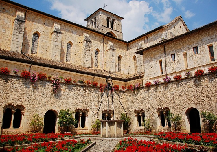 Cisterciánske opátstvo Casamari - Castelmassimo | Secret World Trip Planner