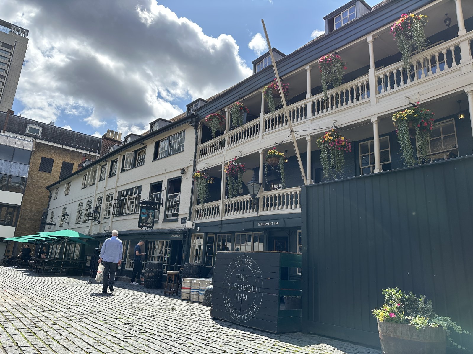La posada George - 75 Borough High St | Secret World Trip Planner