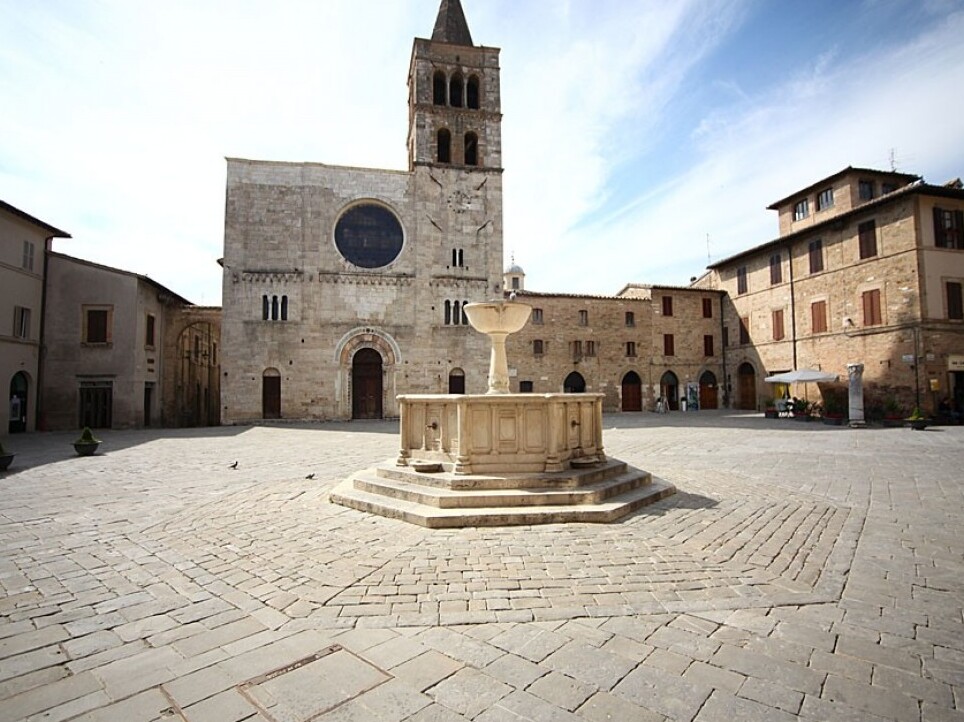 Bevagna: La fuente de la plaza principal - Bevagna | Secret World Trip Planner