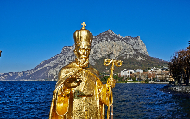 San Nikolas estatua - Piazza Antonio Stoppani | Secret World Trip Planner