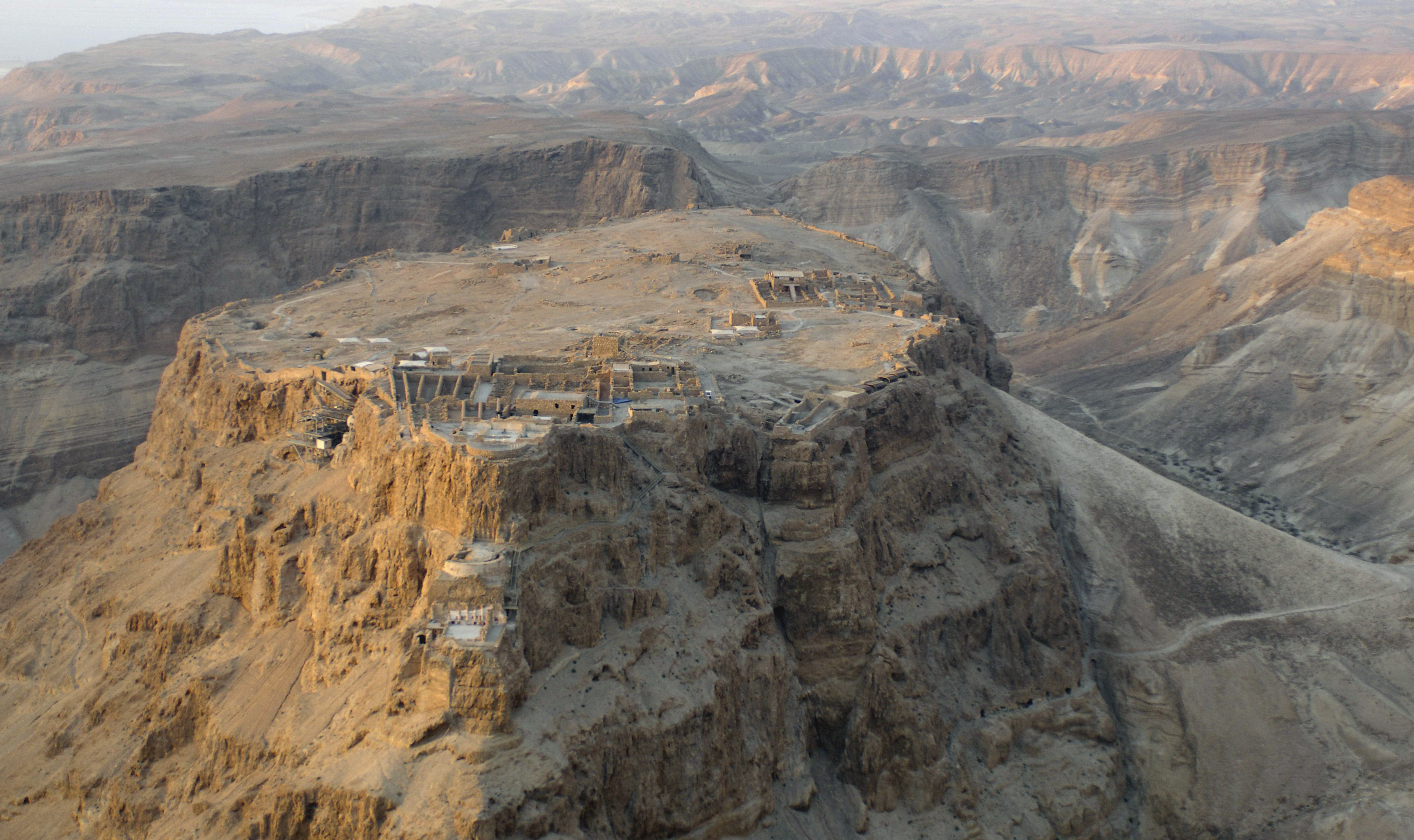 Masada, es una fortaleza en la cima de una montaña en el desierto israelí — Masada