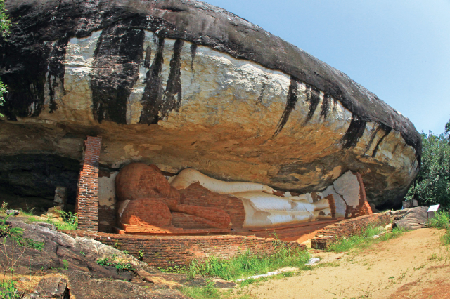 La roca de Pidurangala y la estatua de Buda — Sigiriya