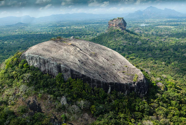 La roca de Pidurangala y la estatua de Buda - Sigiriya | Secret World Trip Planner