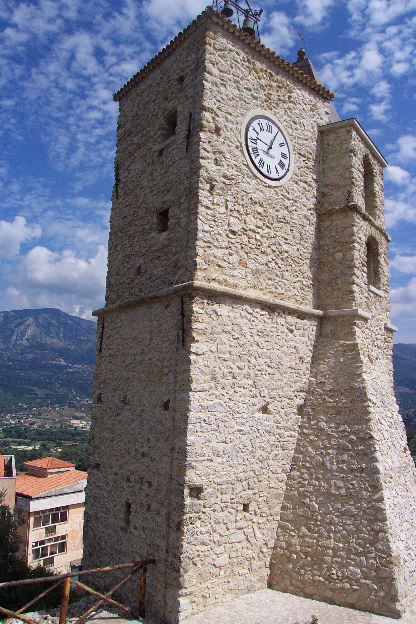 El campanario y la torre del reloj. - Oliveto Citra | Secret World Trip Planner