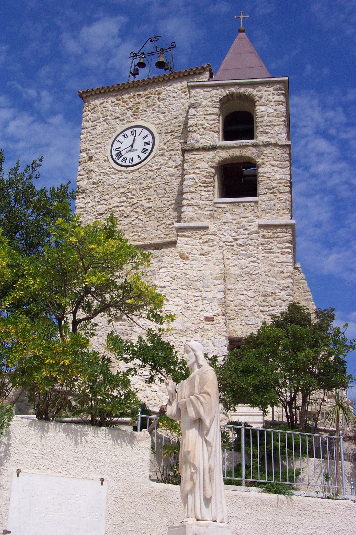 El campanario y la torre del reloj. - Oliveto Citra | Secret World Trip Planner