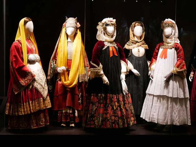Coleção Victoria G. Karelias de trajes tradicionais gregos - Kalamata | Secret World Trip Planner