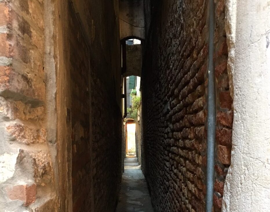 Calle Varisco: den smaleste gade i Venedig - Venezia | Secret World Trip Planner