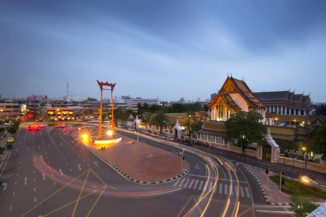 Hiiglaslik kiikumine - Khet Phra Nakhon | Secret World Trip Planner
