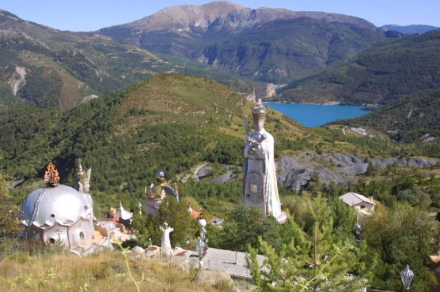 Ciudad sagrada de Mandarom Shambhasalem - Castellane | Secret World Trip Planner