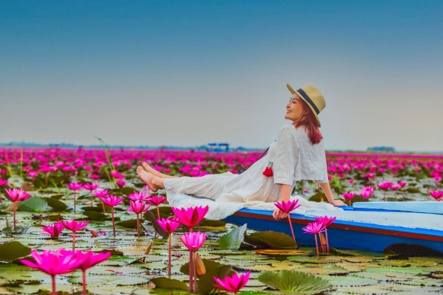 Lac du Lotus Rouge - ตำบล แชแล | Secret World Trip Planner