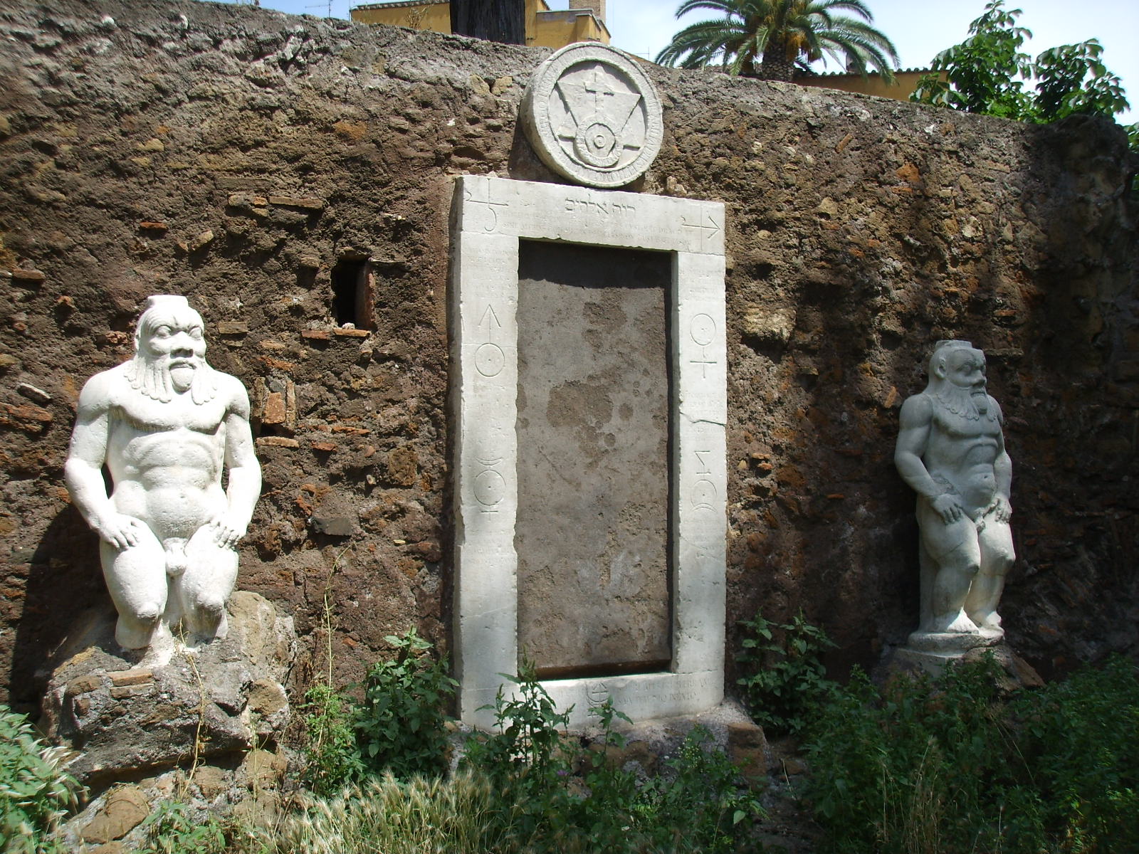 O portão alquímico de Roma | Secret World Trip Planner