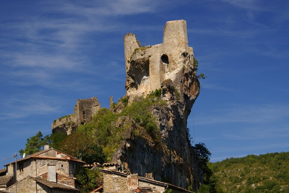El castillo de Penne es un castillo del siglo XII, situado en el municipio de Penne n — Penne