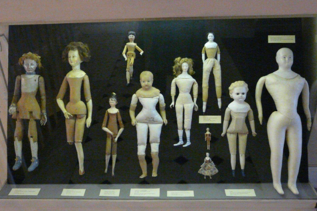 ઓટોમેટન્સ અને ડોલ્સ ઓફ યસ્ટરયર - Monaco | Secret World Trip Planner