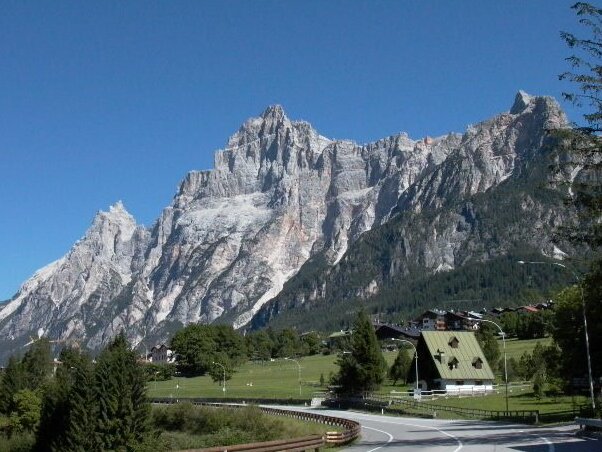 Croda Marcòra je veličasten vrh, ki prevladuje nad navpičnim južnim obrazom.  - San Vito di Cadore | Secret World Trip Planner