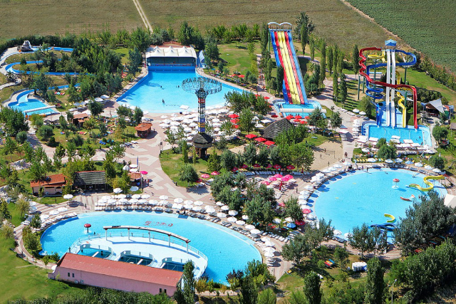 Lepaskan Diri dari Panas dan Selami Keseruan di Waterland Thessaloniki - Tagarades | Secret World Trip Planner