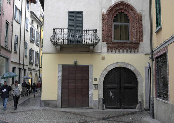La famosa finestra di Casa Perabo a Varese - Varese | Secret World Trip Planner