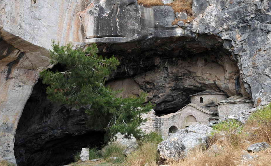 Grotta di Davelis, uno dei luoghi più misteriosi di Atene — Penteli