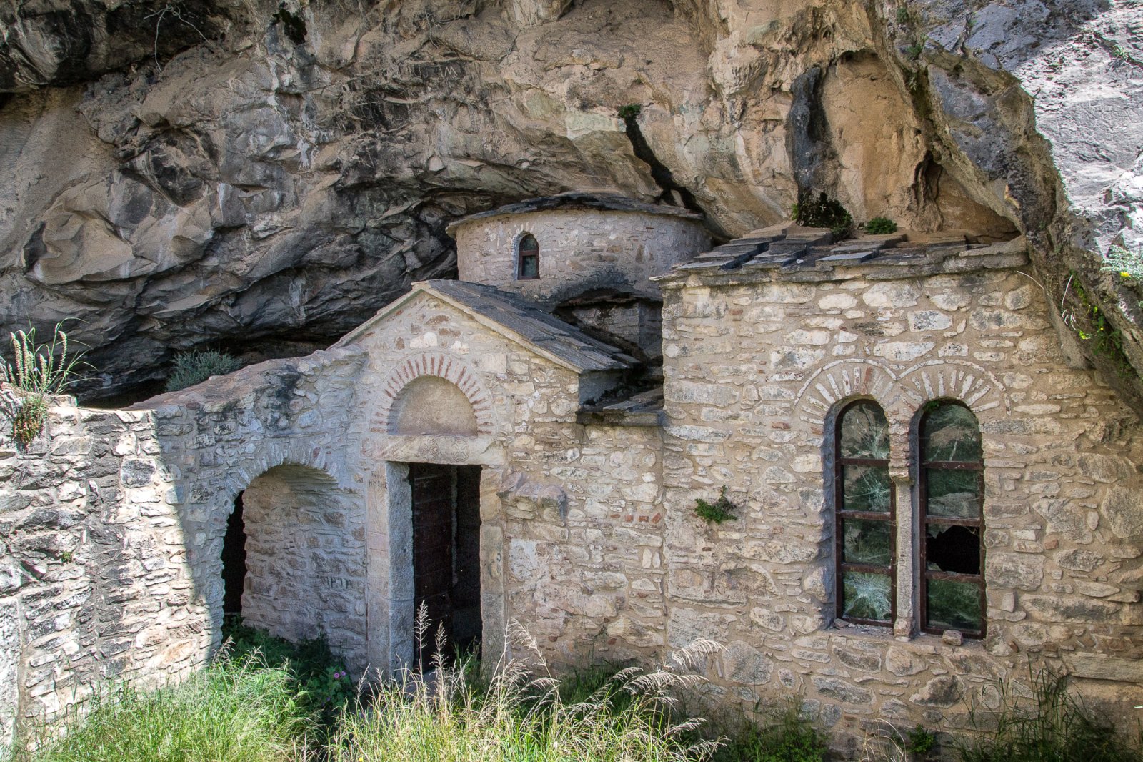Grotta di Davelis, uno dei luoghi più misteriosi di Atene - Penteli | Secret World Trip Planner