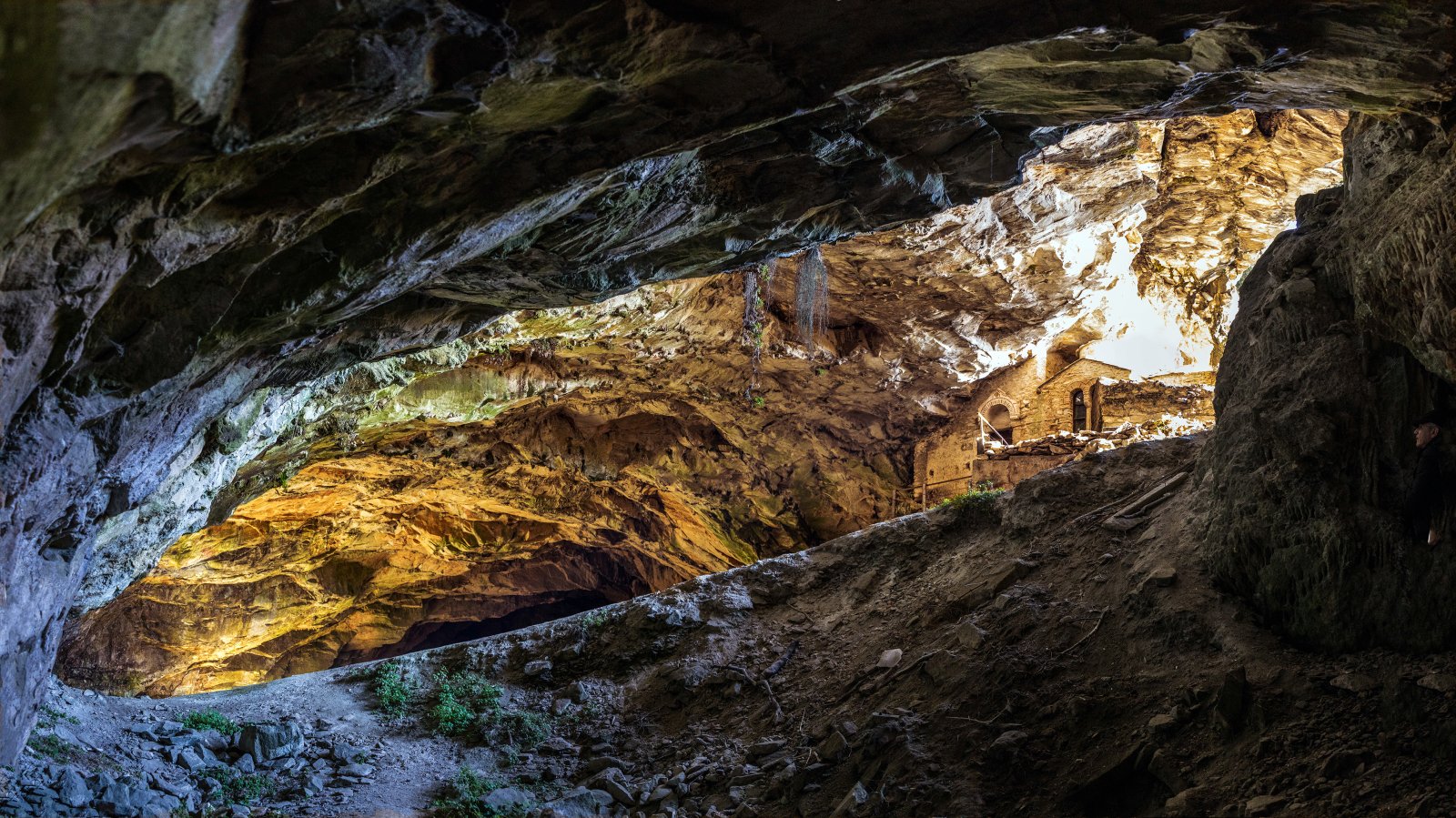 Grotta di Davelis, uno dei luoghi più misteriosi di Atene - Penteli | Secret World Trip Planner