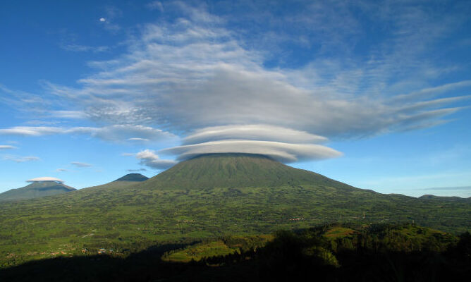 Stunning cloud formations over the Virunga Mountains — Monti Virunga