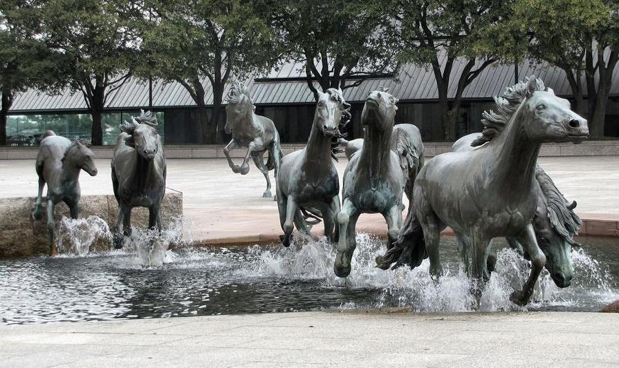 Fenomenāla Mustangs Las Colinas ar Glens - Irving | Secret World Trip Planner