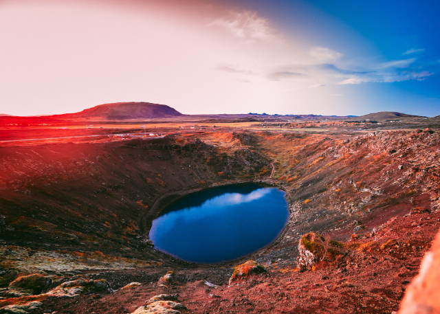 Il lago del cratere di Kerid, Islanda: Una sinfonia di colori e meraviglie geologiche — Klausturholar
