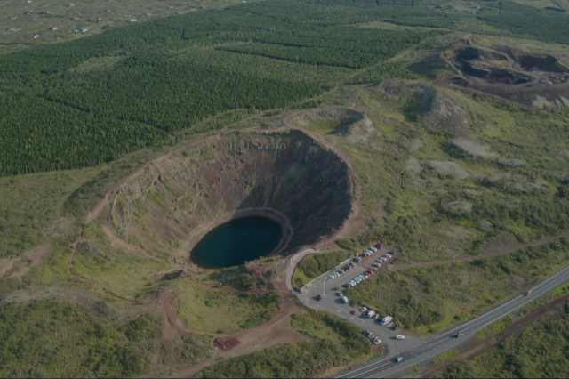 Il lago del cratere di Kerid, Islanda: Una sinfonia di colori e meraviglie geologiche - Klausturholar | Secret World Trip Planner