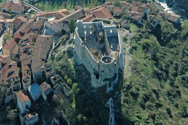 Schloss Caracciolo - Geheime Welt - Brienza | Secret World Trip Planner