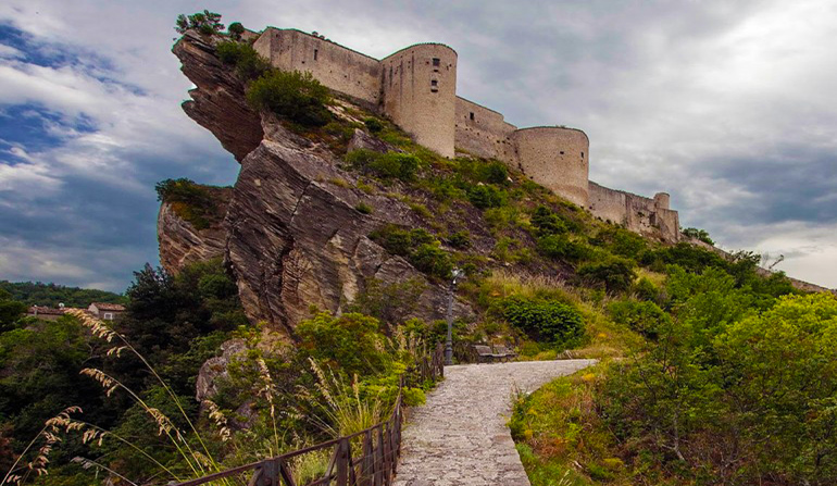 Abruzzen: Schloss von Roccascalegna - Roccascalegna | Secret World Trip Planner