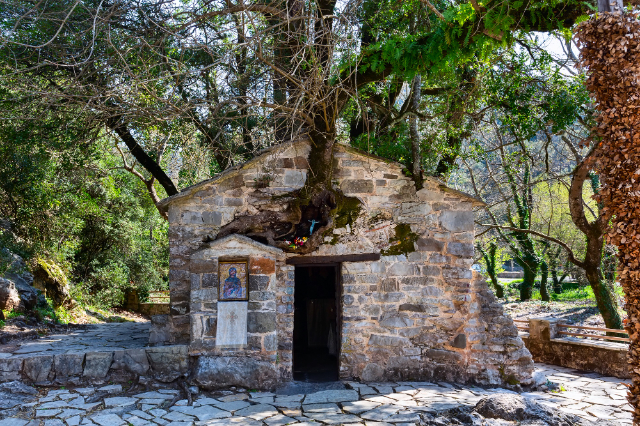 Die Kapelle der Heiligen Theodora: Ein Wunder der Natur und des Glaubens - Epar.Od. Megalopolis - Vasta | Secret World Trip Planner