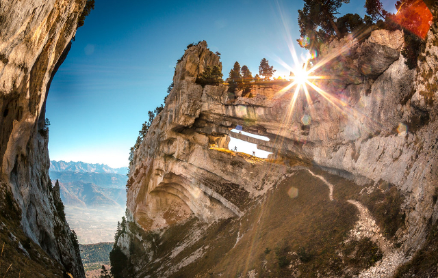 Torre Isabelle Doble Arco - Plateau-des-Petites-Roches | Secret World Trip Planner