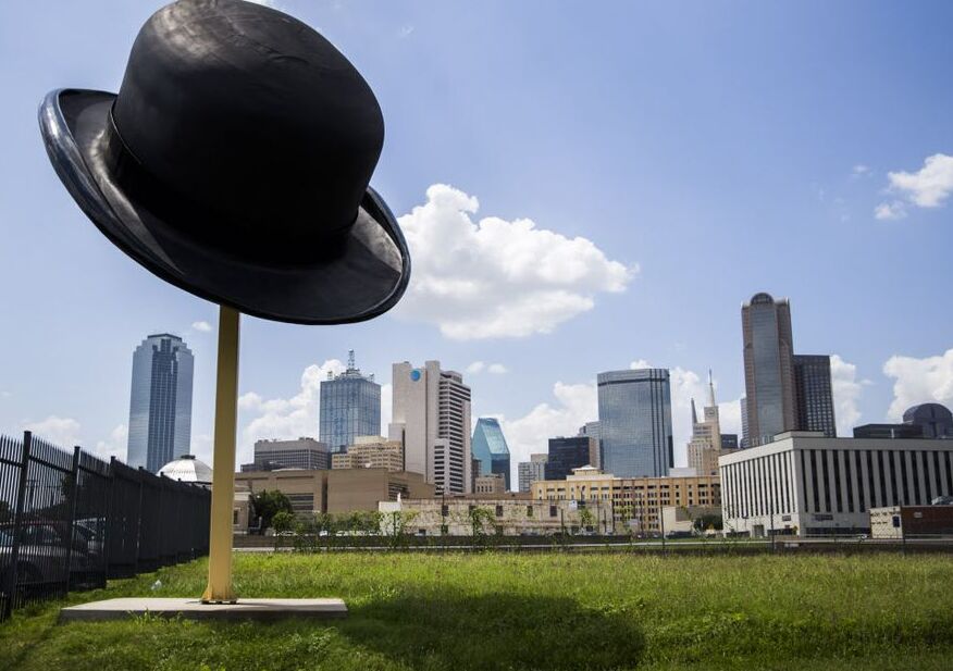 Bowler klobúk socha v Dallase - Dallas | Secret World Trip Planner