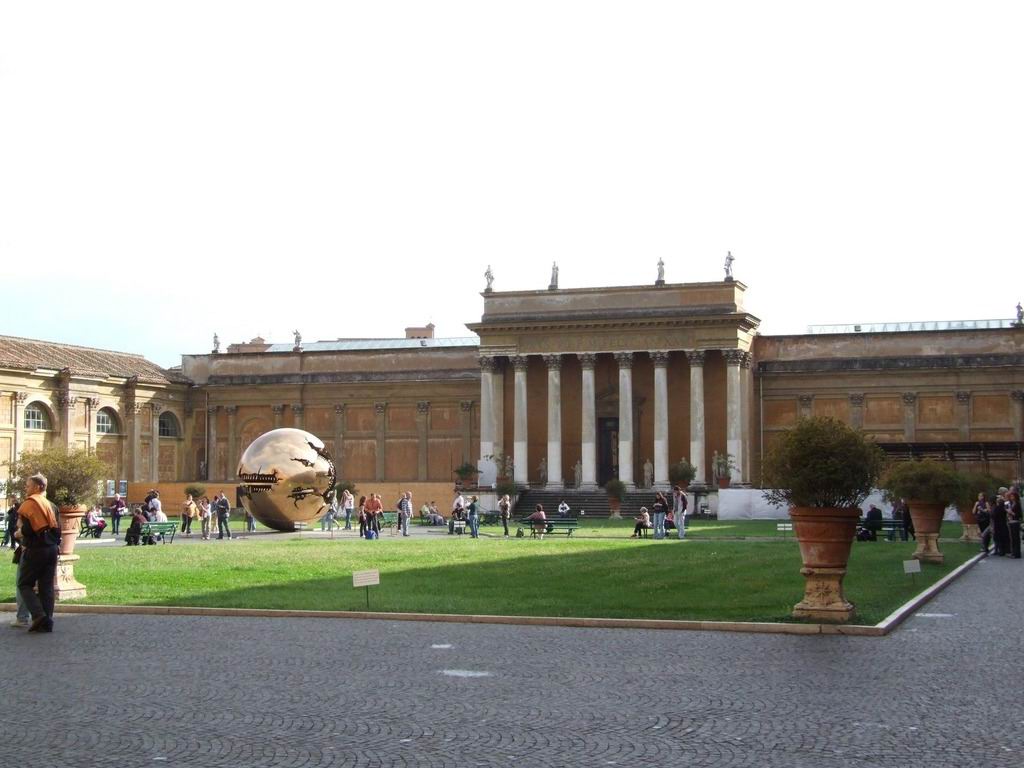 Сфера ўнутры сферы Помодоро - Città del Vaticano | Secret World Trip Planner
