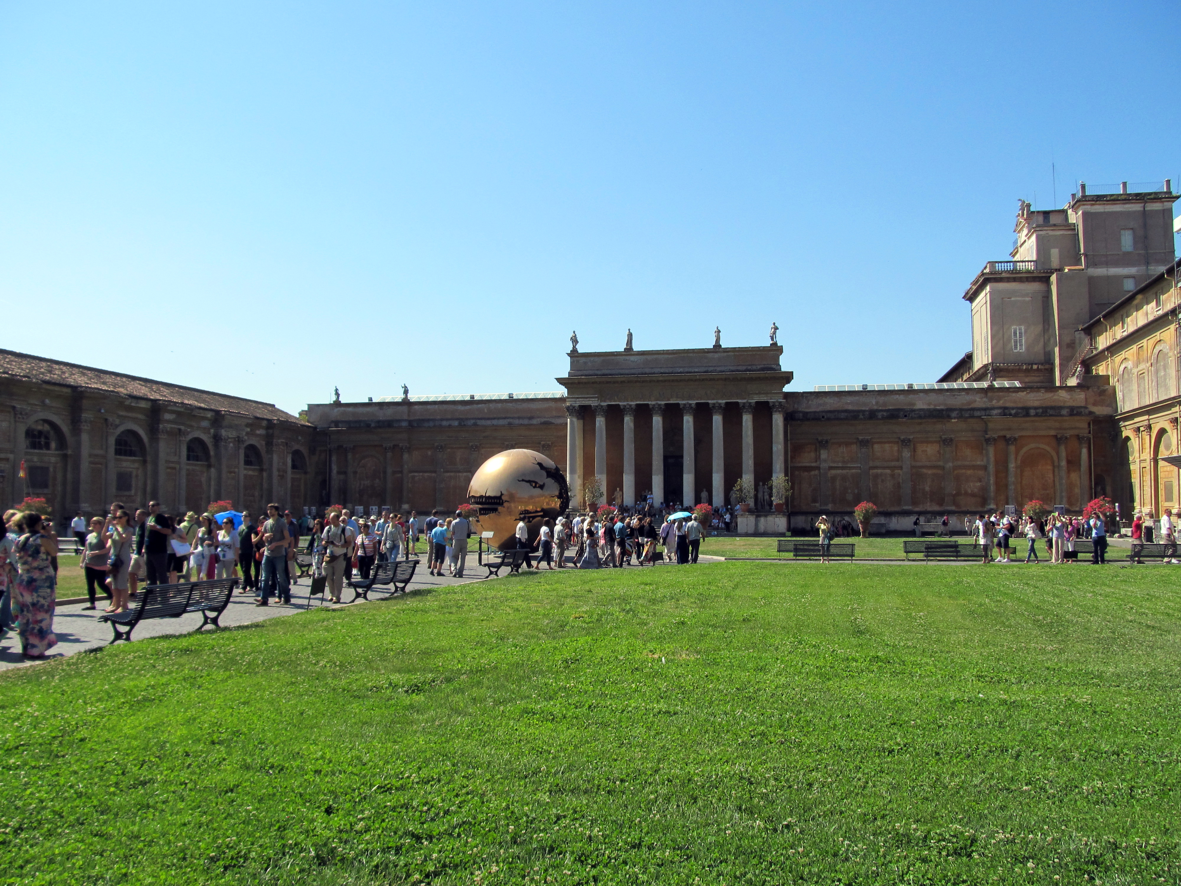 Сфера ўнутры сферы Помодоро - Città del Vaticano | Secret World Trip Planner