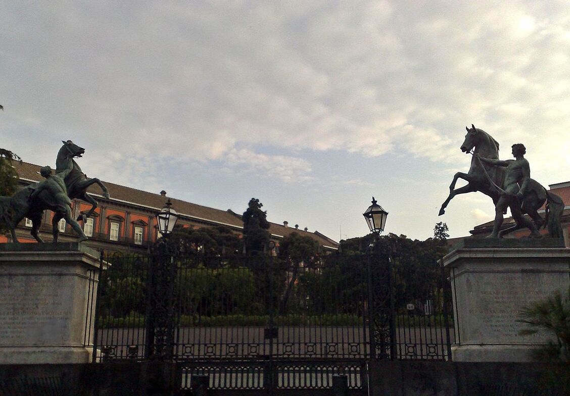 Palazzo Reale 의 정원을 지키고있는 palafrenieri - Napoli | Secret World Trip Planner