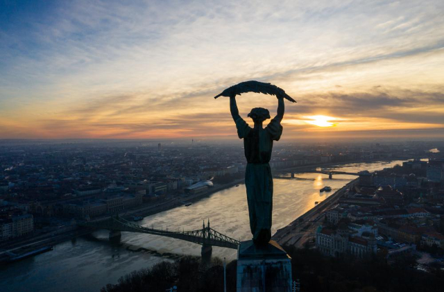 Estatua da Liberdade - Budapest | Secret World Trip Planner